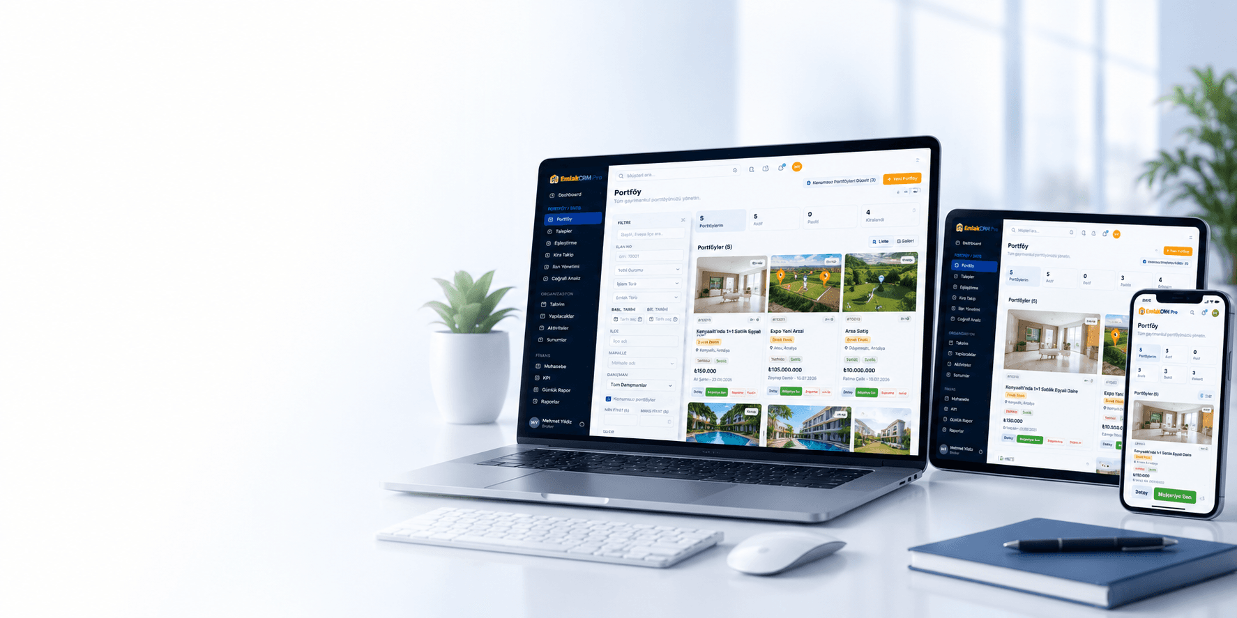 Masa üzerinde dizüstü bilgisayar, tablet ve telefonda açık Emlak CRM Pro portföy ekranı: filtre paneli, portföy sayaçları ve fotoğraflı portföy kartları